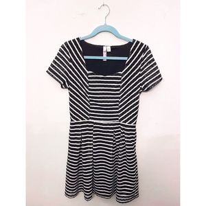 Alya Short-Sleeved Lace Dress Black/White Striped Size M